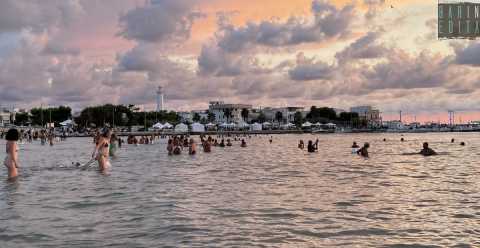Torre Canne, il rito del bagno in mare all'alba del 1 settembre: Previene i malanni